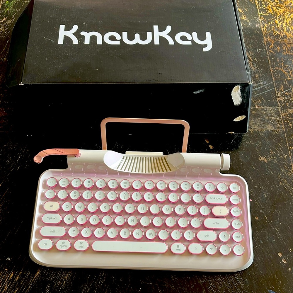 Typewriter style Bluetooth keyboard